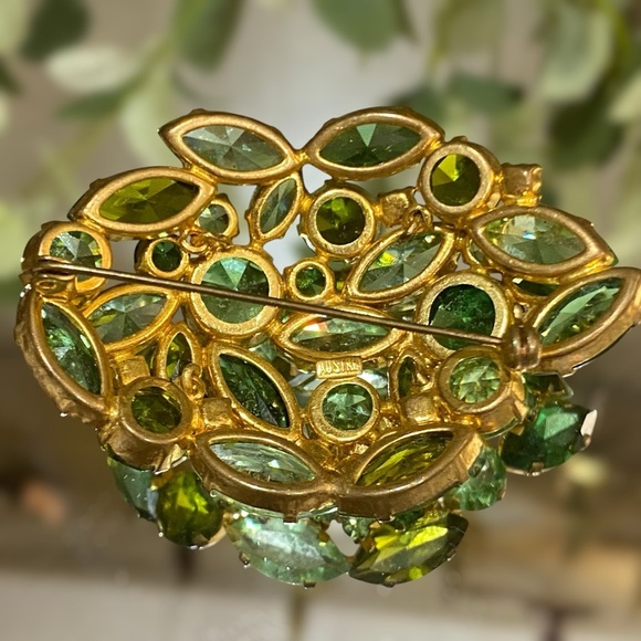 Vintage Austria Uranium Green Cluster Brooch Signed Multi Shapes Sizes Stunning - Picture 5 of 8